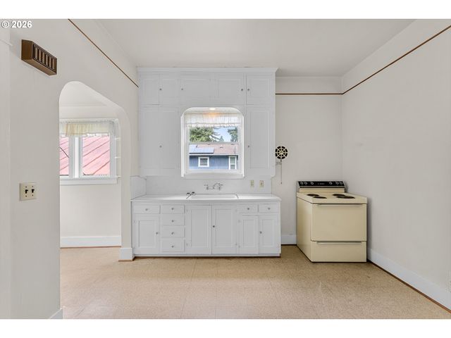 5520 Se ALDERCREST Rd, Milwaukie, OR 97222