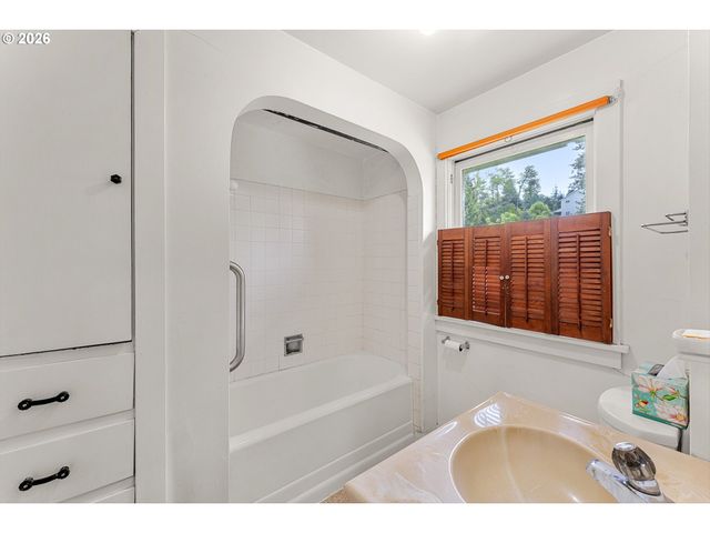 5520 Se ALDERCREST Rd, Milwaukie, OR 97222