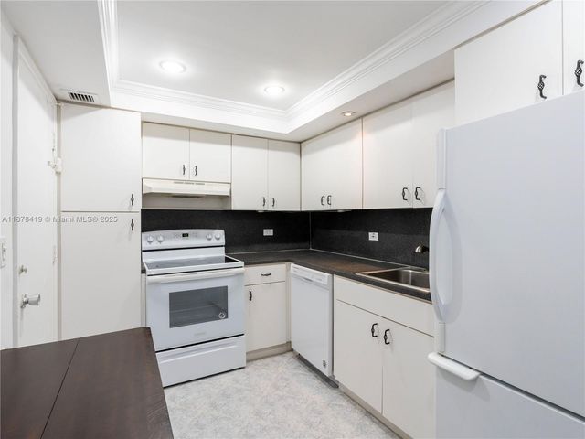 5005 Collins Ave 1105, Miami Beach, FL 33140