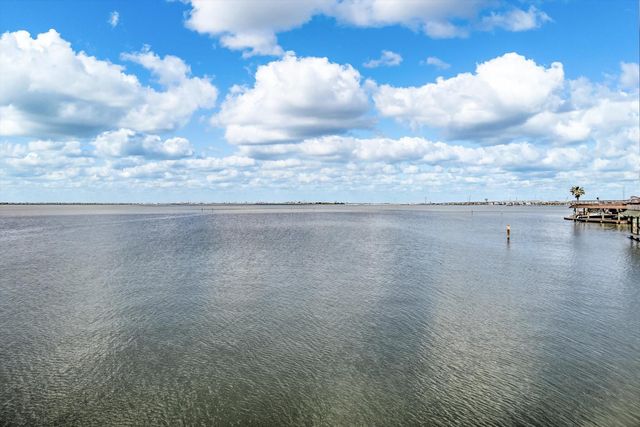 427 Tahiti Road, Tiki Island, TX 77554