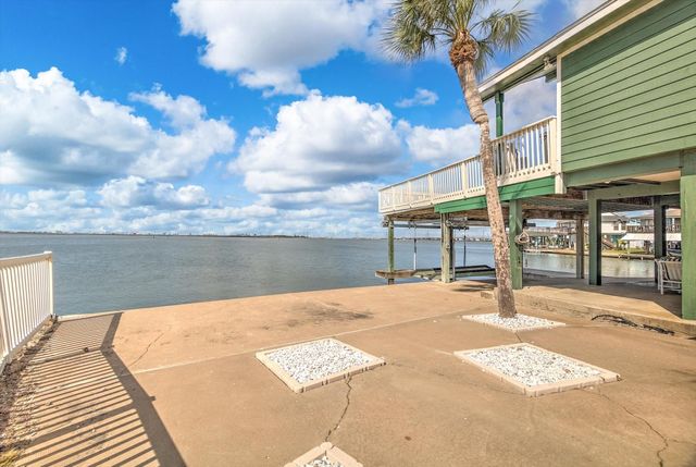 427 Tahiti Road, Tiki Island, TX 77554