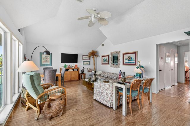 427 Tahiti Road, Tiki Island, TX 77554