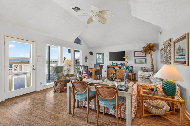 427 Tahiti Road, Tiki Island, TX 77554