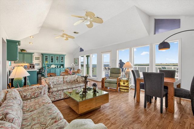 427 Tahiti Road, Tiki Island, TX 77554