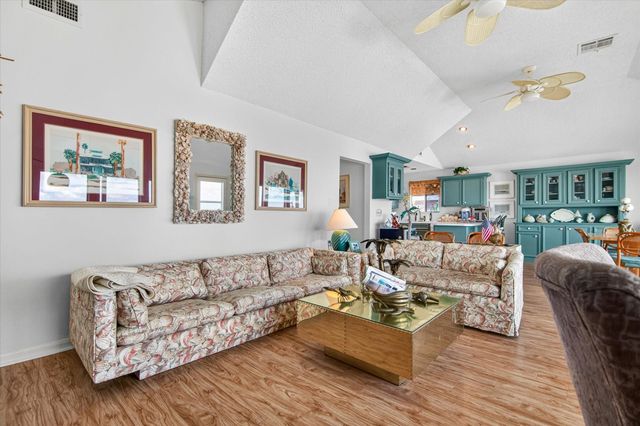 427 Tahiti Road, Tiki Island, TX 77554