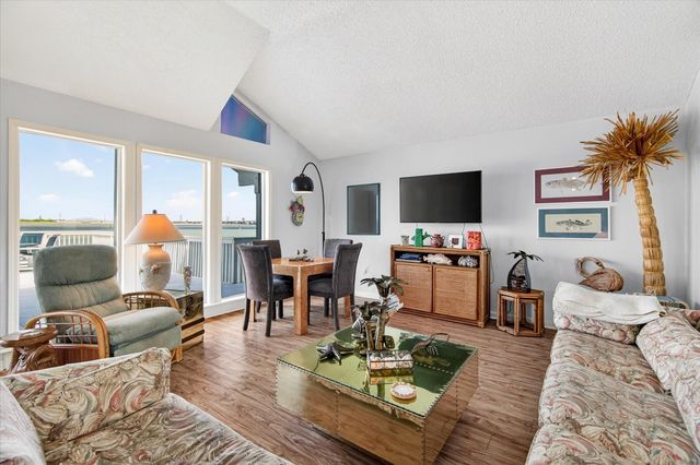 427 Tahiti Road, Tiki Island, TX 77554