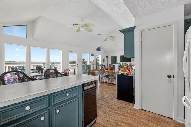 427 Tahiti Road, Tiki Island, TX 77554