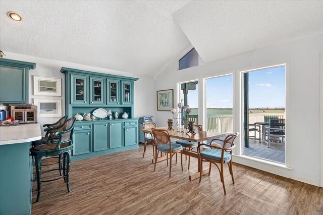 427 Tahiti Road, Tiki Island, TX 77554