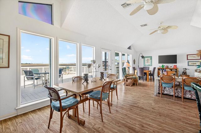 427 Tahiti Road, Tiki Island, TX 77554