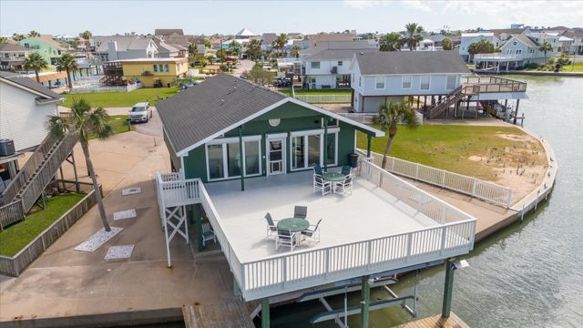 427 Tahiti Road, Tiki Island, TX 77554