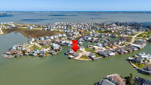 427 Tahiti Road, Tiki Island, TX 77554