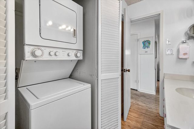 427 Tahiti Road, Tiki Island, TX 77554