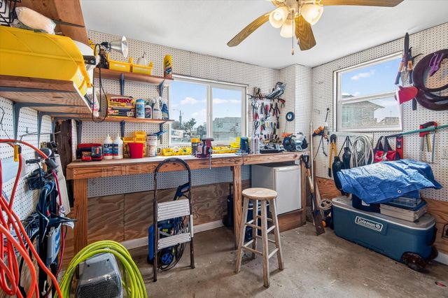 427 Tahiti Road, Tiki Island, TX 77554