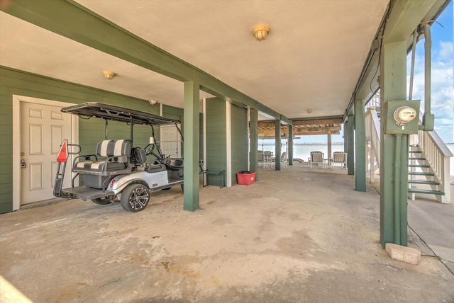 427 Tahiti Road, Tiki Island, TX 77554