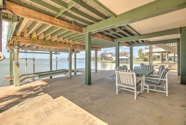 427 Tahiti Road, Tiki Island, TX 77554