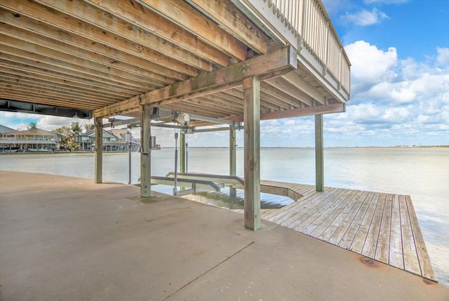 427 Tahiti Road, Tiki Island, TX 77554