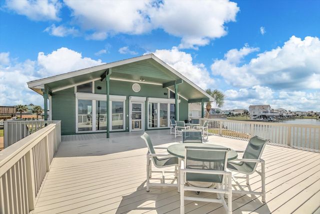 427 Tahiti Road, Tiki Island, TX 77554