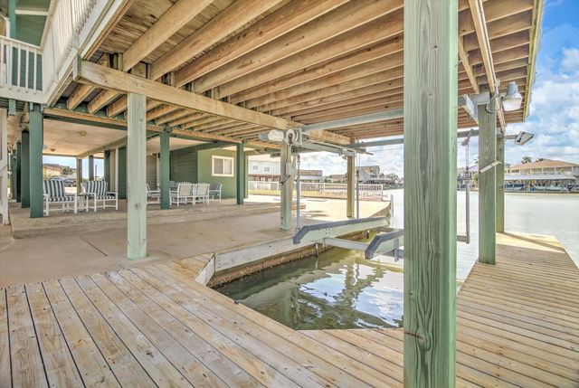 427 Tahiti Road, Tiki Island, TX 77554