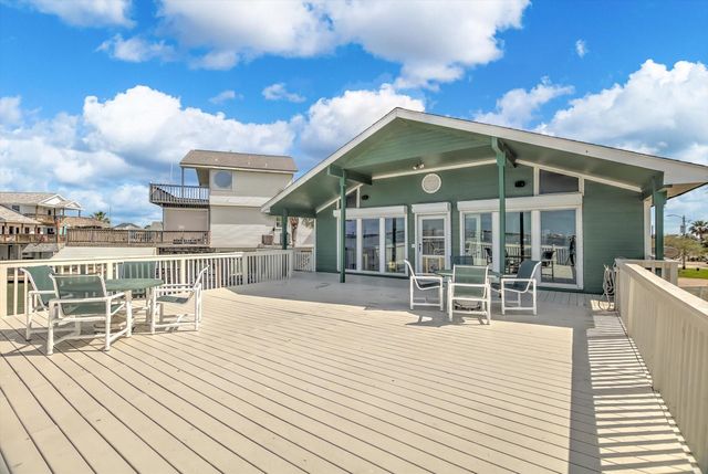 427 Tahiti Road, Tiki Island, TX 77554