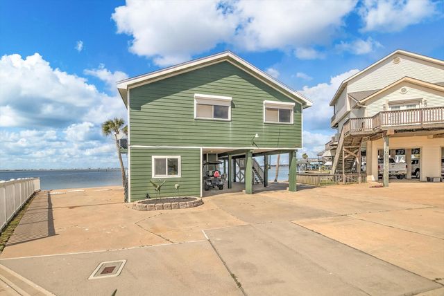 427 Tahiti Road, Tiki Island, TX 77554