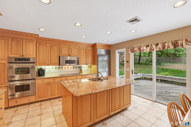 12 Mountain Farms Road, West Hartford, CT 06117