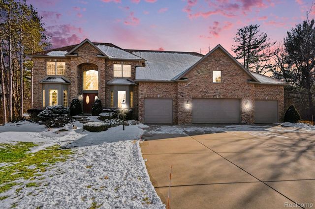 2215 Ridgemoor Court, Burton, MI 48509