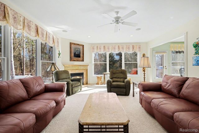 2215 Ridgemoor Court, Burton, MI 48509