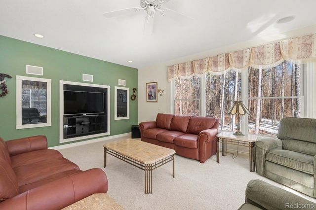 2215 Ridgemoor Court, Burton, MI 48509