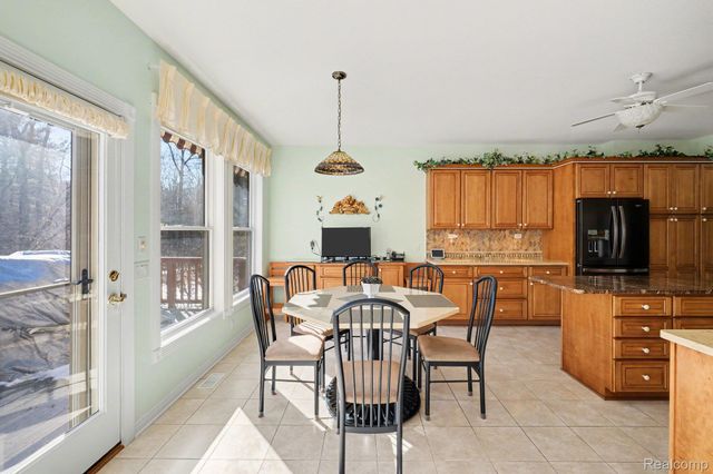 2215 Ridgemoor Court, Burton, MI 48509