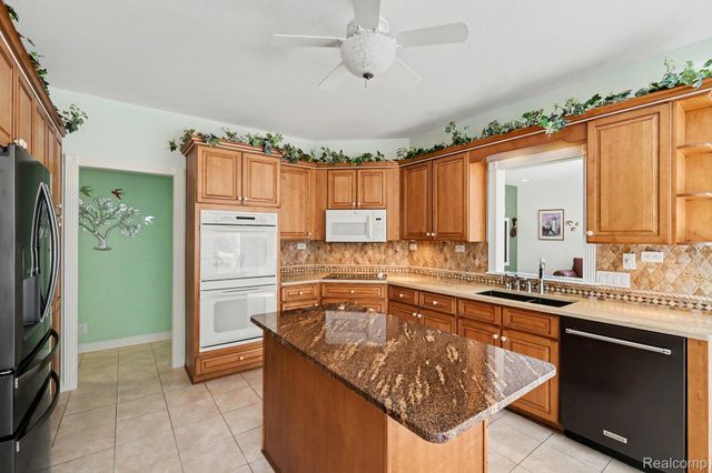 2215 Ridgemoor Court, Burton, MI 48509