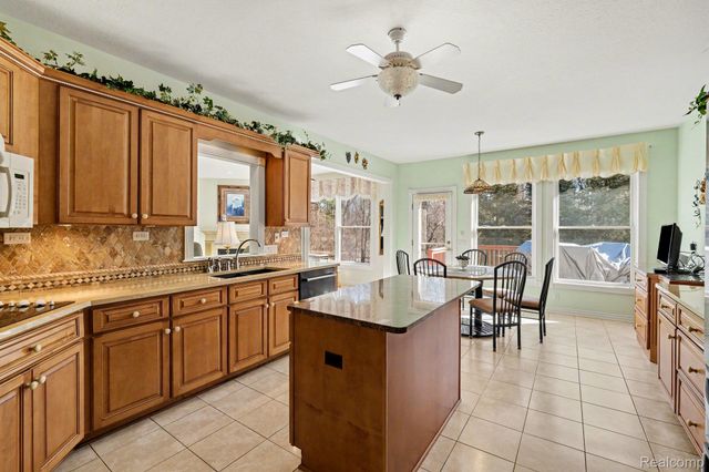 2215 Ridgemoor Court, Burton, MI 48509