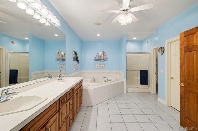 2215 Ridgemoor Court, Burton, MI 48509