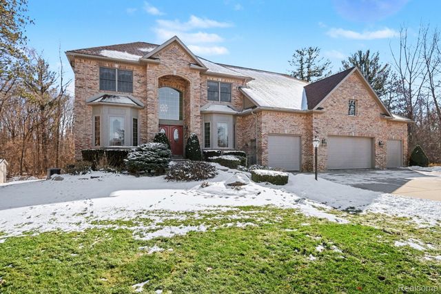 2215 Ridgemoor Court, Burton, MI 48509