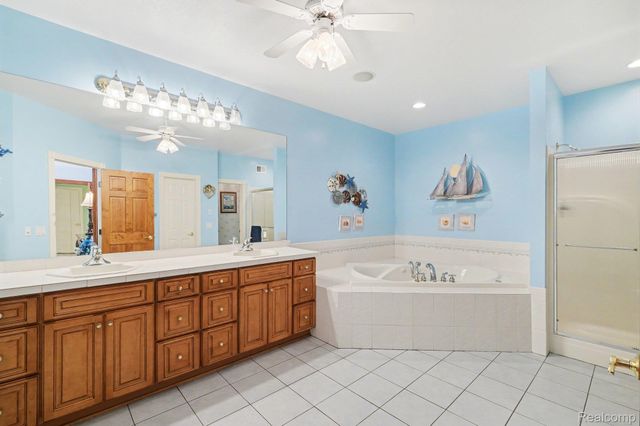 2215 Ridgemoor Court, Burton, MI 48509