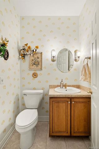 2215 Ridgemoor Court, Burton, MI 48509