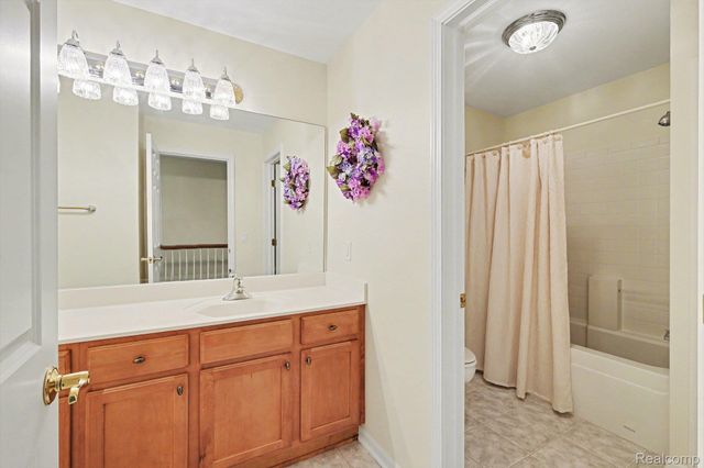 2215 Ridgemoor Court, Burton, MI 48509