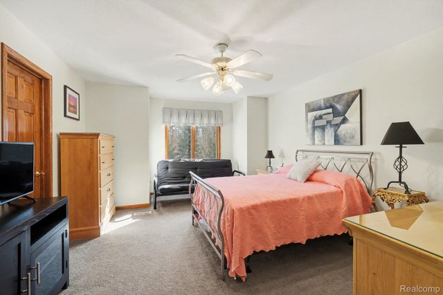 2215 Ridgemoor Court, Burton, MI 48509