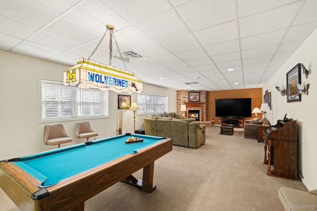 2215 Ridgemoor Court, Burton, MI 48509