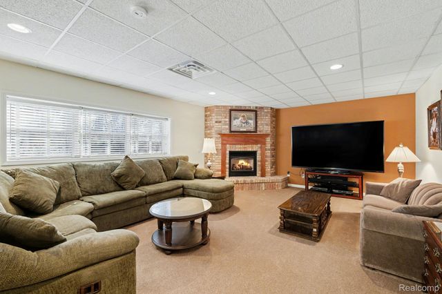 2215 Ridgemoor Court, Burton, MI 48509