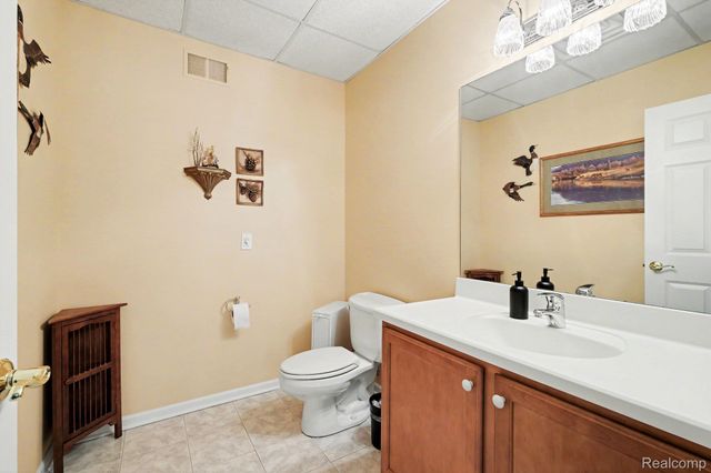 2215 Ridgemoor Court, Burton, MI 48509