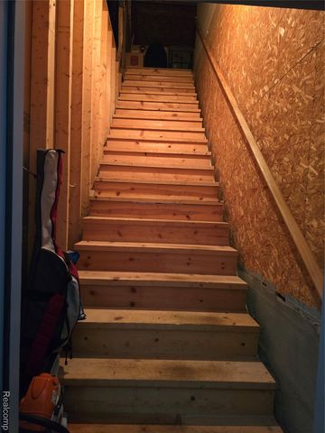 2215 Ridgemoor Court, Burton, MI 48509