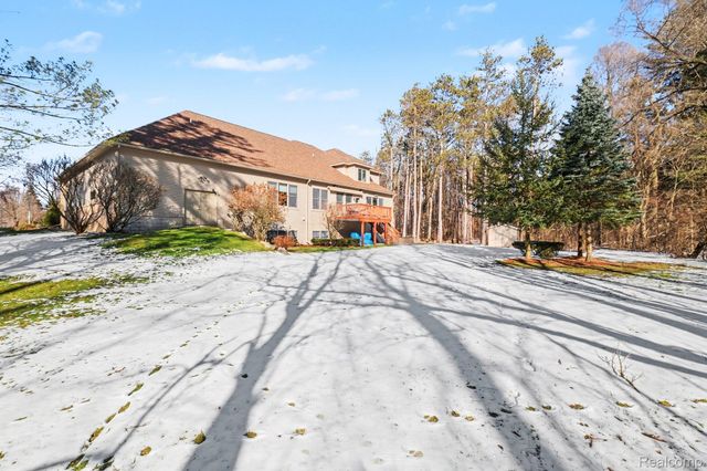 2215 Ridgemoor Court, Burton, MI 48509
