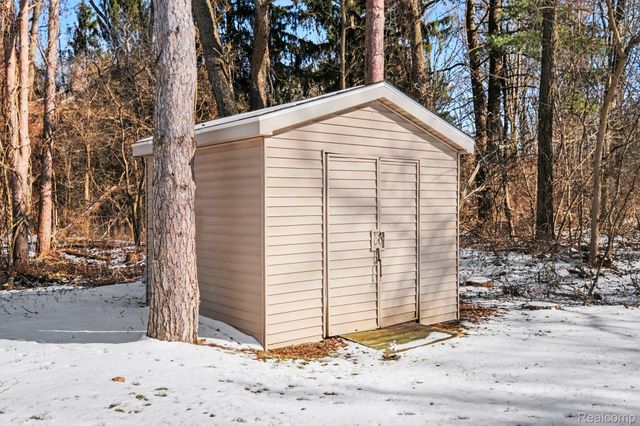 2215 Ridgemoor Court, Burton, MI 48509