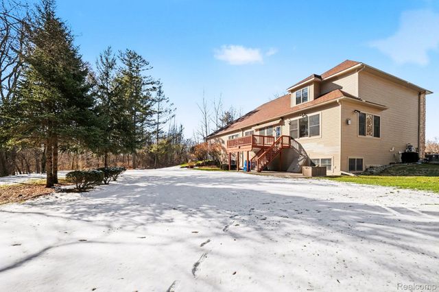 2215 Ridgemoor Court, Burton, MI 48509