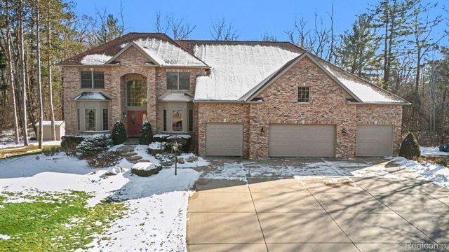 2215 Ridgemoor Court, Burton, MI 48509