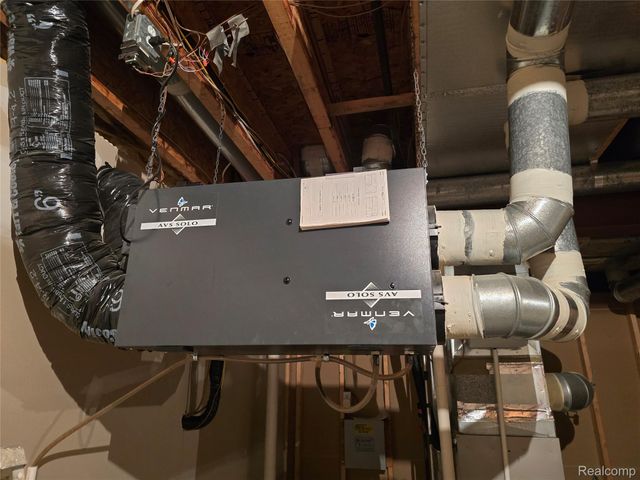 2215 Ridgemoor Court, Burton, MI 48509