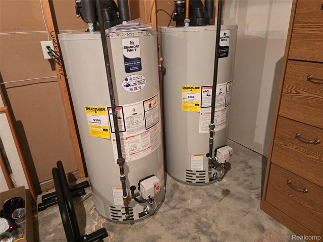 2215 Ridgemoor Court, Burton, MI 48509