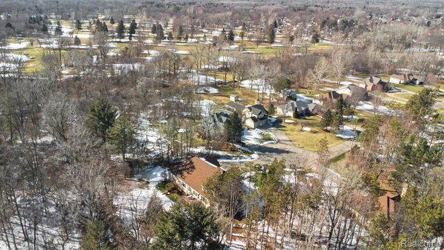 2215 Ridgemoor Court, Burton, MI 48509