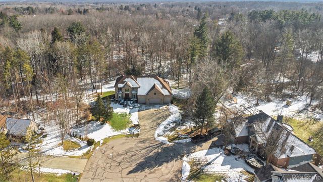 2215 Ridgemoor Court, Burton, MI 48509