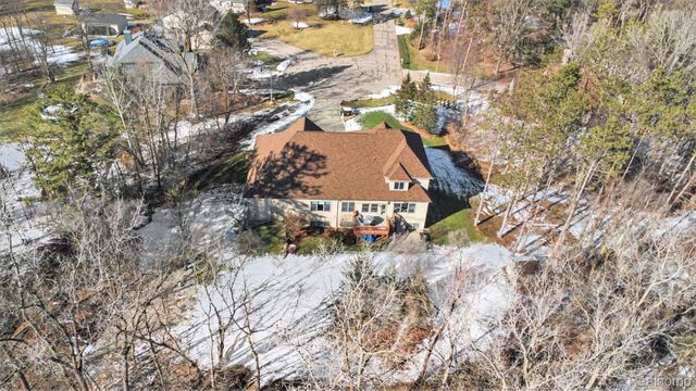 2215 Ridgemoor Court, Burton, MI 48509